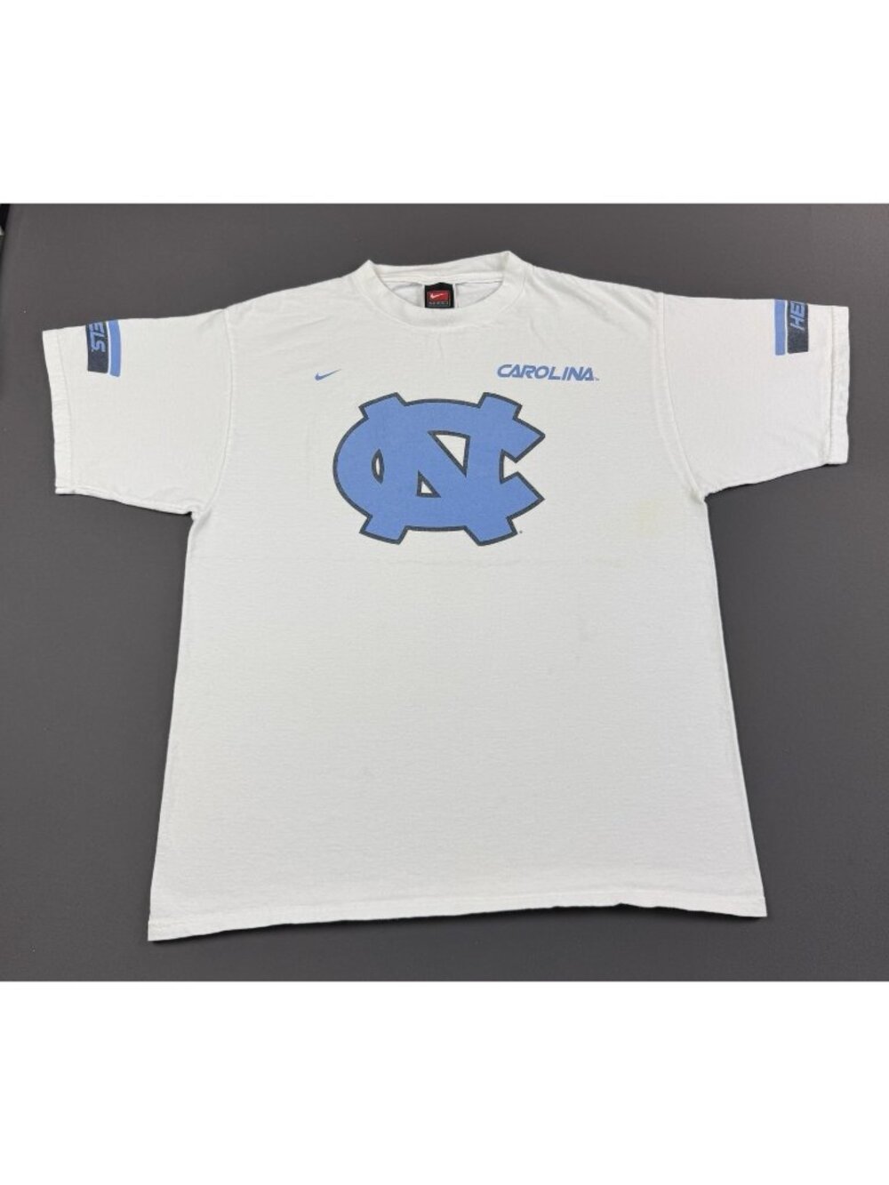Rare Vintage 90s Nike Swoosh North Carolina Tar Heels NCAA Basketball Medium Tee